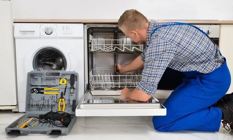 Söke Termodinamik servisi teknisyen ekibi beyaz eşya tamiri yaparken